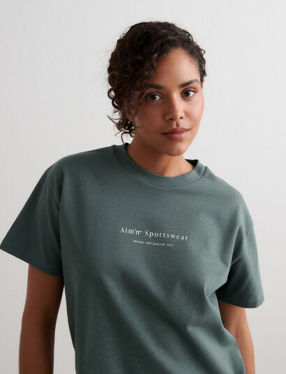 aim´n Serif Boxy T-Shirt - Green - S aim´n Serif Boxy T-Shirt - Green - S