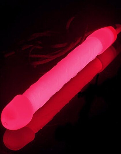 Crosswear Rosa Dick Glow Stick med Snor 15 cm