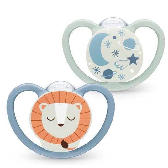 Smokk NUK Day & Night Lion 6-18 mnd Smokk NUK Day & Night Lion 6-18 mnd