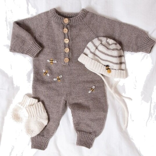 Bluum Strik Strikkedress Raglan med bier og lue - garnpakke i Bluum Pure Eco Wool