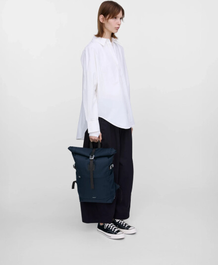 SANDQVIST Icon Rolltop Backpack M - Navy - ONE SIZE SANDQVIST Icon Rolltop Backpack M - Navy - ONE SIZE