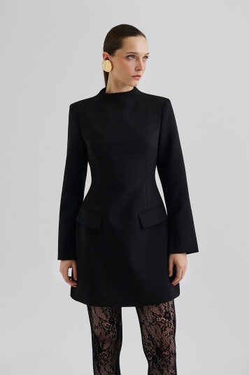 By Malina Kjole Leanna High Neck Mini Dress Svart By Malina Kjole Leanna High Neck Mini Dress Svart
