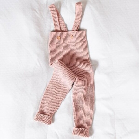 Bluum Strik Strikkebukse med seler i ribb - garnpakke i Bluum Soft Merino Ull