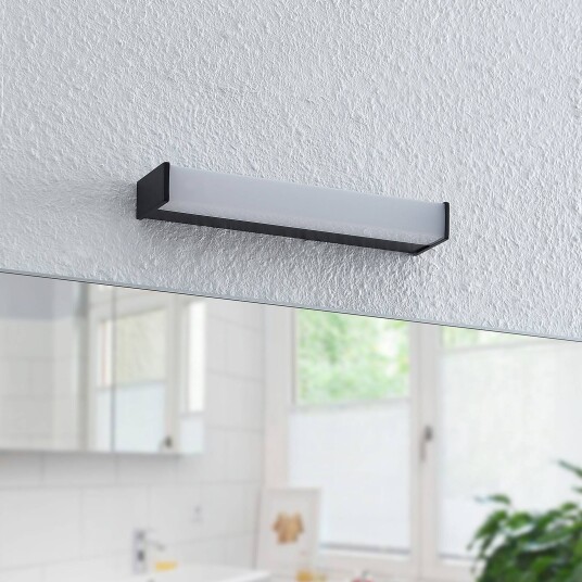 Lindby Ulisan LED-vegglampe for bad, kantet 32,8cm