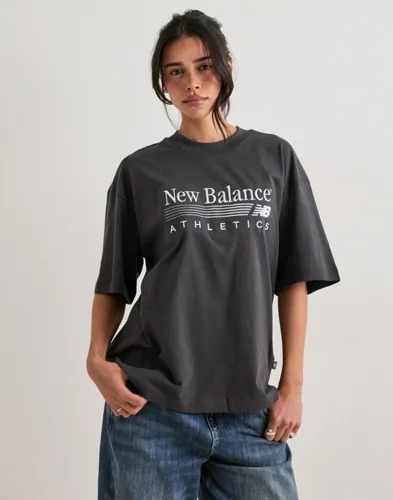 New Balance   Svart   Trackside Oversized T shirt