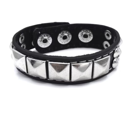 Svart armband med runda och Pyramid nitar Svart armband med runda och Pyramid nitar