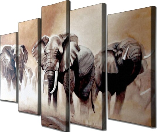Stort lerretsbilde i 5 deler 105x70 cm Tre majestetiske elefanter i et tåkete savannemiljø Grå / Beige / Brun