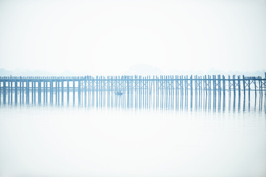 U Bein Bridge in the fog av Julie Aucoin