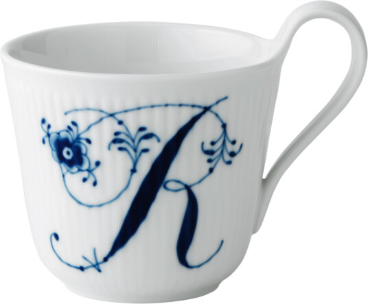 Royal Copenhagen Blue Fluted Plain Alphabet kopp 33 cl R Royal Copenhagen Blue Fluted Plain Alphabet kopp 33 cl R