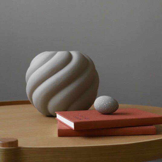 Cooee Design Twist Ball vase 20 cm sand Cooee Design Twist Ball vase 20 cm sand