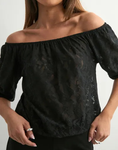 Nelly Svart Breezy Lace Top