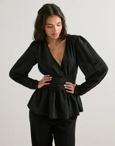 Pieces   Svart   Pcmonika Ls Flounce Top Wvn D2D