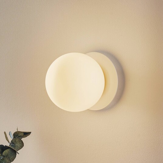EMIBIG LIGHTING Minerva K1 vegglampe hvit Ø 15 cm glass/metall EMIBIG LIGHTING Minerva K1 vegglampe hvit Ø 15 cm glass/metall