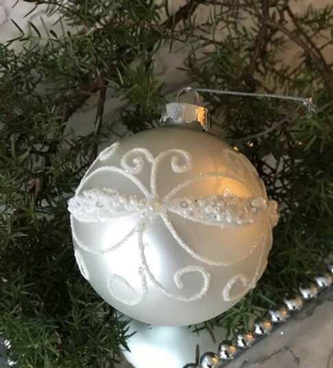 Julekule i matt sølv med hvit ornament