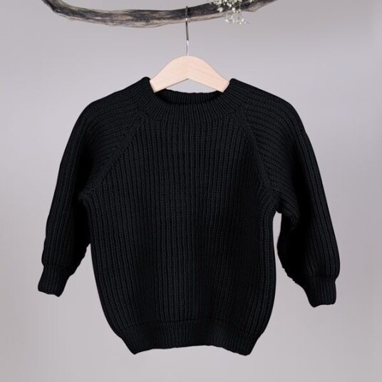 Bluum Strikkegenser Noah Svart garnpakke i Soft Merino Ull