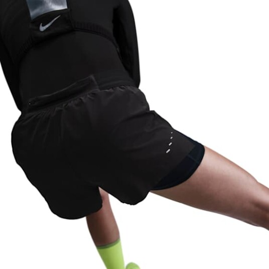 Nike Swift Dri-FIT 2-i-1 Shorts Dame Black/Reflective Silver M Nike Swift Dri-FIT 2-i-1 Shorts Dame Black/Reflective Silver M