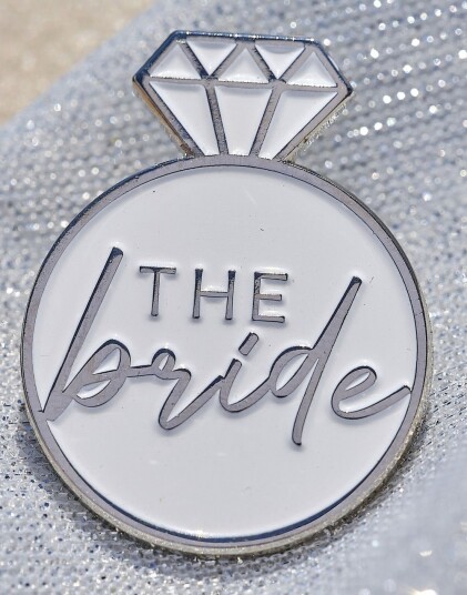 The Bride Metall Pin/Badge i Hvit og Sølv Hen Weekend