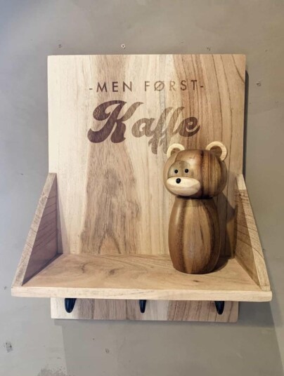 Trend Design Hylle "Men først kaffe" Akasietre