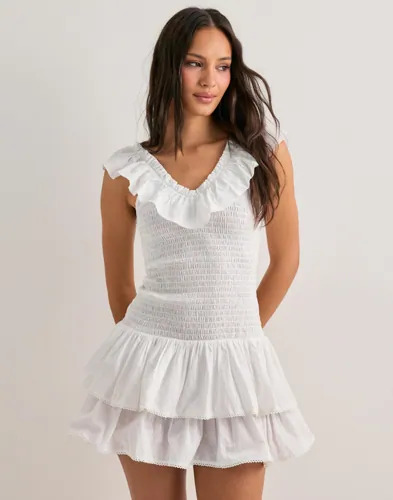 Nelly Hvit Smock Flounce Dress