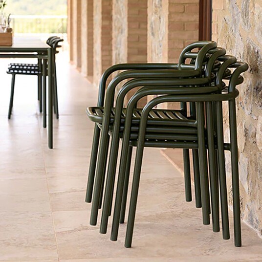 Cane line Bliss spisebord inkl. to stoler med armlener Mørkegrønn aluminium Cane line Bliss spisebord inkl. to stoler med armlener Mørkegrønn aluminium