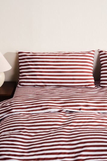 Jotex Putevar 50x90 Cm Vinrød/hvit KAYO Kjøp Putevar hos Jotex Jotex Putevar 50x90 Cm Vinrød/hvit KAYO Kjøp Putevar hos Jotex