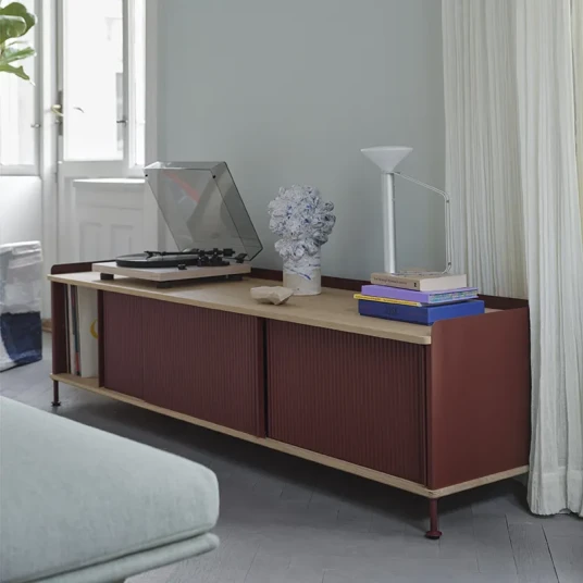 Muuto Enfold skjenk 186 x 45 cm oiled oak Deep Red