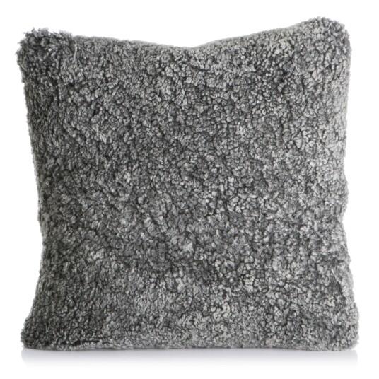 Madame® Pute m/dunfyll grå i krøllete saueskinn 40x40cm