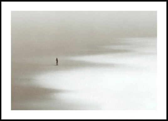 Lonely Man Walking the Beach Plakat Plakat / 100x150cm