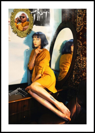 Mia On Bedroom Plakat / 100x150