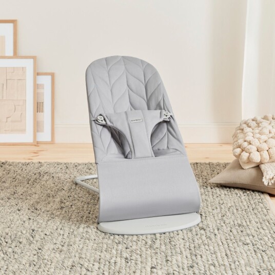 BabyBjörn Bliss Vippestol Vevet Bladmønstret Quilt Lysegrå BabyBjörn Bliss Vippestol Vevet Bladmønstret Quilt Lysegrå