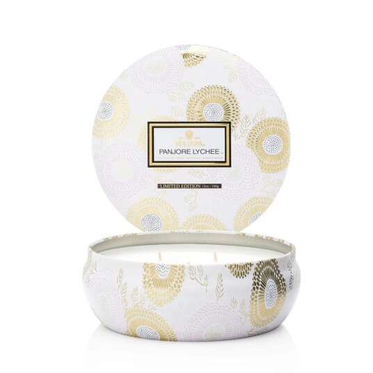 Voluspa Panjore Lychee 3-Wick Duftlys i Metall 60 Timer Rosa Voluspa Panjore Lychee 3-Wick Duftlys i Metall 60 Timer Rosa