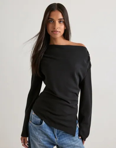 Nelly Svart Asymmetric Play Blouse
