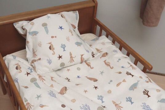 By Mats Sengetøy til baby 70x100 cm - Hvit med undervannsmotiver - 100% bomull