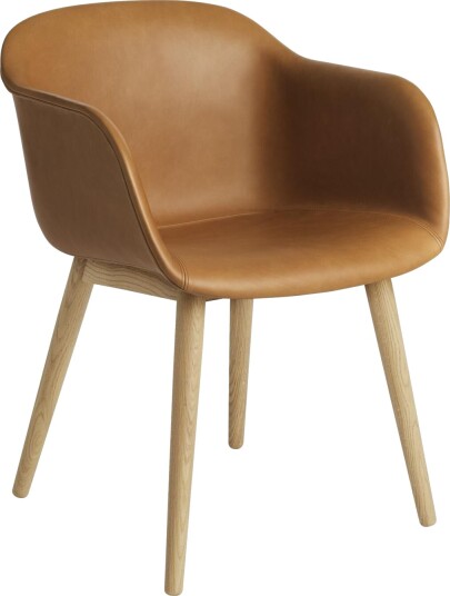 Muuto Fiber Spisestol med Armlener og Base Skinntrukket Konjakk/eik