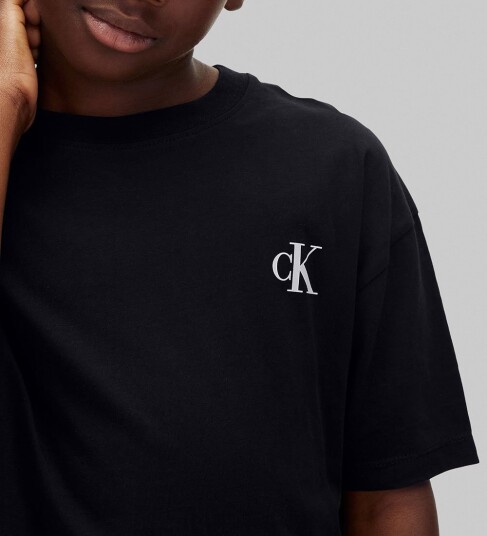 Calvin Klein T skjorte SvartSvart Calvin Klein 12 år (152) T skjorte