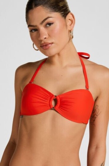 Hunkemöller Luksuriøs Bandeau Bikini Topp med Ring Rød Hunkemöller Luksuriøs Bandeau Bikini Topp med Ring Rød