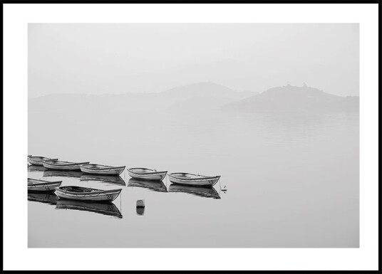 Boats In A Foggy Lake Plakat Plakat / 21x30cm