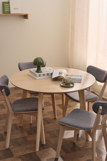 Ellos Home Spisegruppe Ridney med 1 bord + 4 stoler med møbeltrekk Grå Ellos Home Spisegruppe Ridney med 1 bord + 4 stoler med møbeltrekk Grå