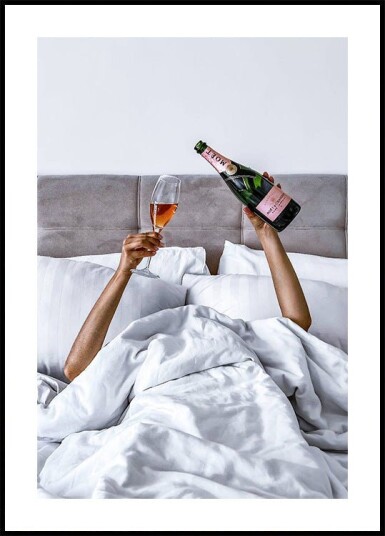 Woman Champagne in Bed Plakat Plakat / 70x100cm