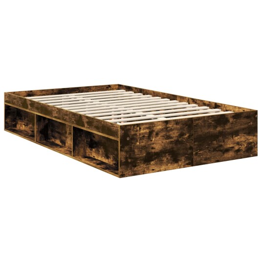 Sengestamme med hodegjerde Røkt eik 120 x 190 cm Massiv furu Sengestamme med hodegjerde Røkt eik 120 x 190 cm Massiv furu