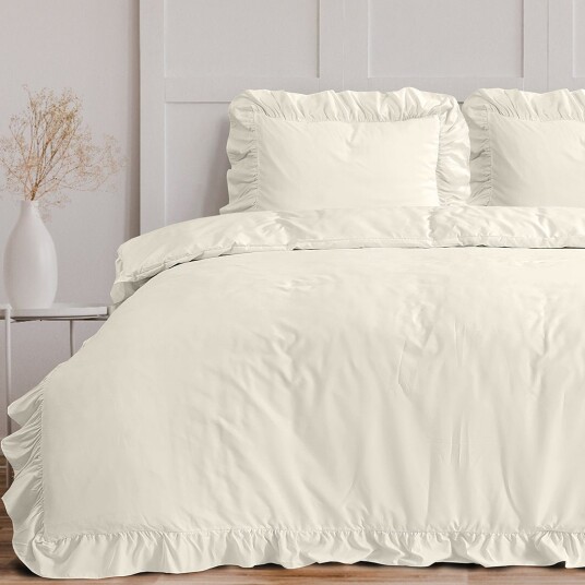 Indusia Design Sengesett Ruffles Cream 140x200/220 / Micropercal