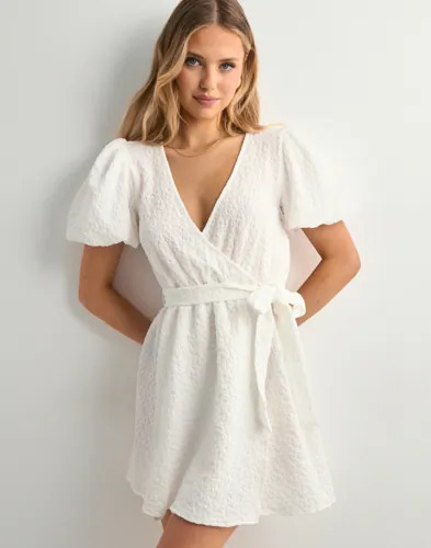Nelly Hvit Fancy Wrap Dress