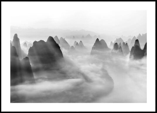Light Rays Over Misty Peaks Plakat / 50x70