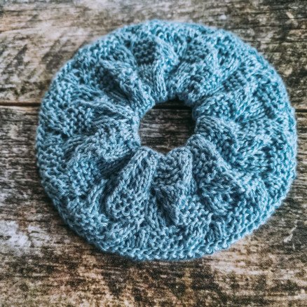 Scrunchie 3 av Rito Krea Scrunchie Strikkeoppskrift 15cm