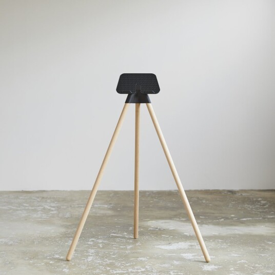Tons iPad Stand med mobilholder Naturlig Eik Tons iPad Stand med mobilholder Naturlig Eik