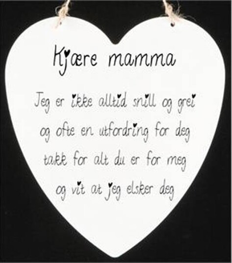 Skilt metall hjerte med sort tekst Skilt metall hjerte med sort tekst