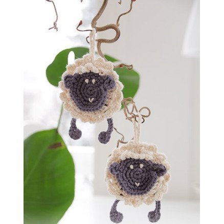 Rocking Sheep by DROPS Design Sau Hekleoppskrift 9 cm