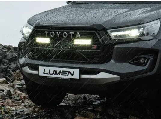 Lumen grillkit Toyota Hilux GR2 Sport 2025+. 22304 lumen. Diskret og pen montering.