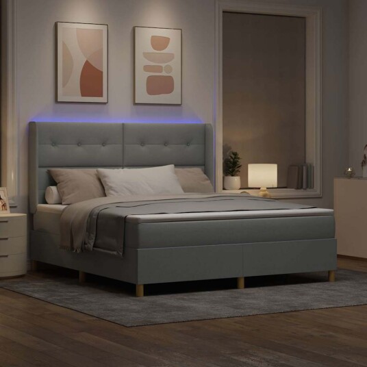 Rammemadrass med madrass & LED Lysegrå 180x200 cm Stoff