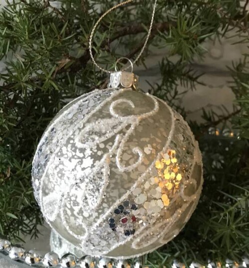 Julekule i matt sølv med hvit ornament og sølvpaljetter